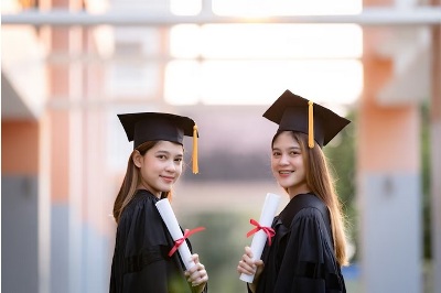 Bachelor's Degree vs Associate's Degree: Which One is Right for You?